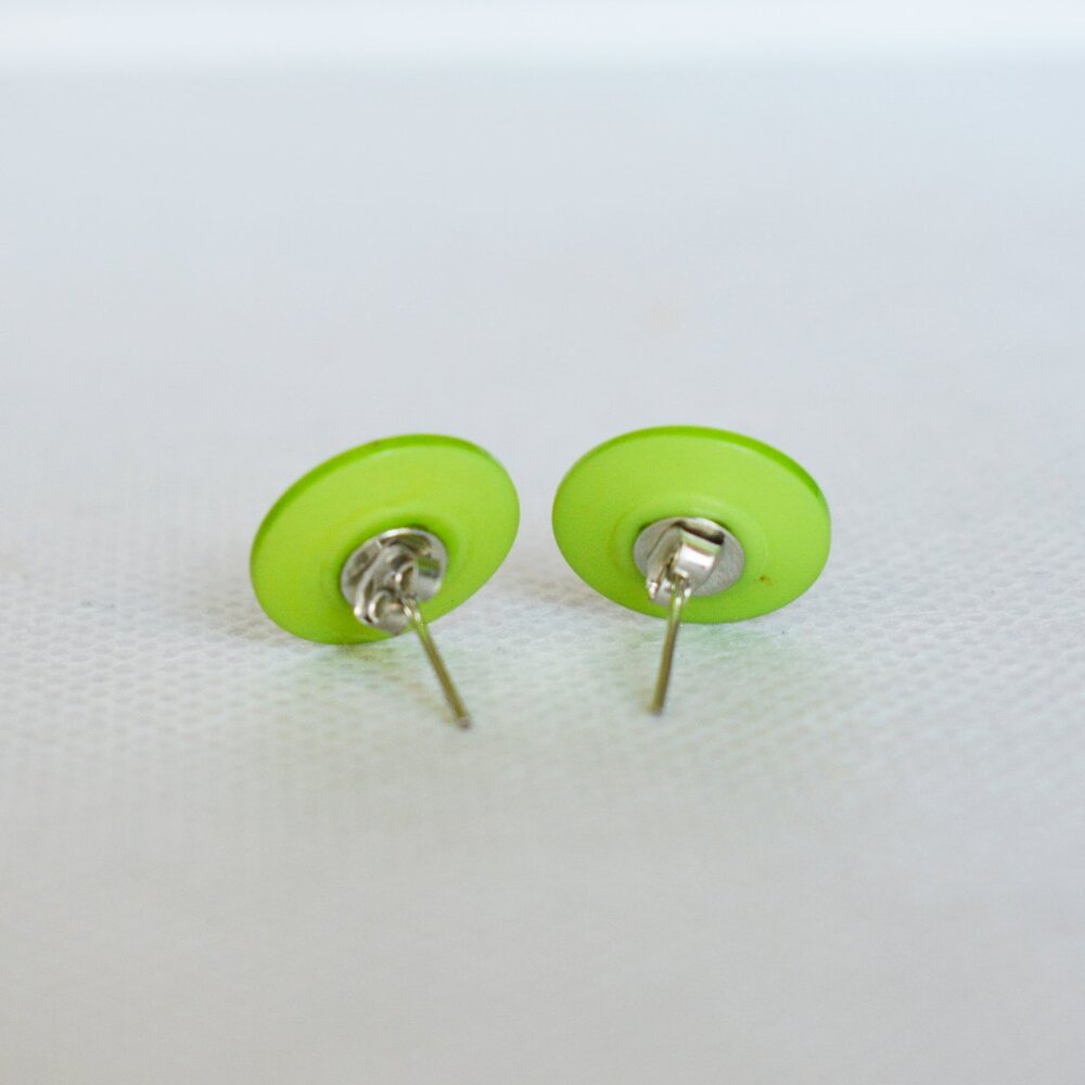 ❤️ Lime Green Button Stud Earrings - Picture 3 of 6